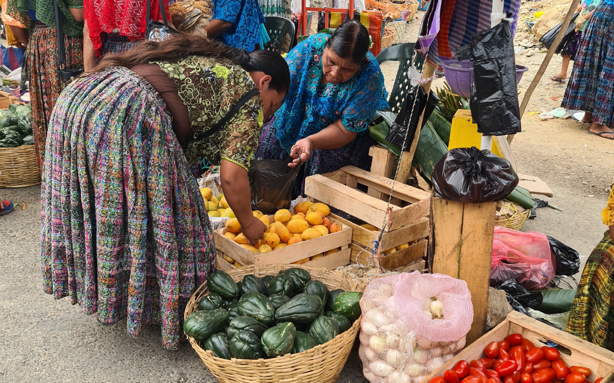 Mujeres indígenas ofreciendo productos en mercado campesino de Chisec, Guatemala